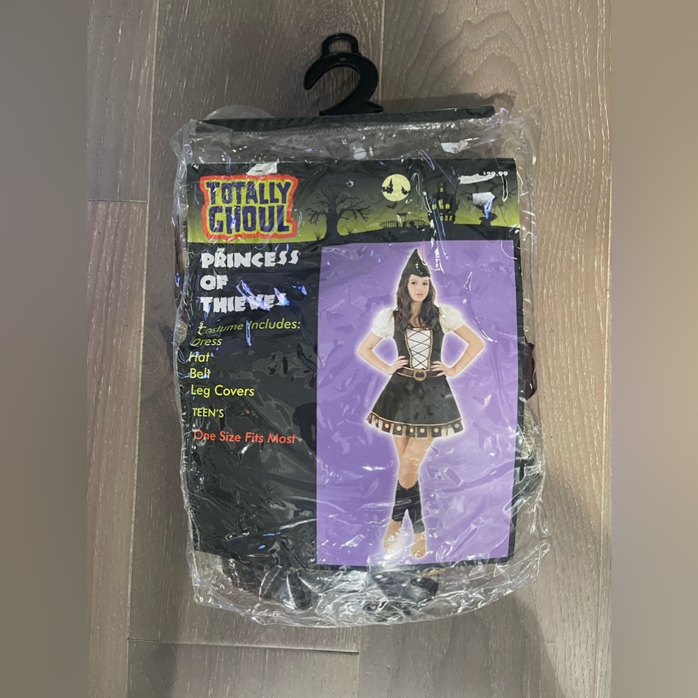 Totally ghoul princess of thieves teen costume. NWT one size(37)